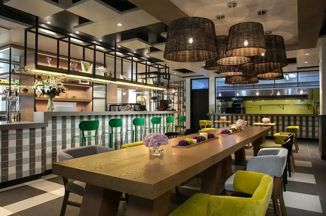 它从法国来，，，，，上外洋滩开首店，，，，，今到了泸州&hellip;你可以拥有这家旅馆